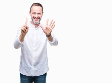 Orta yaş ağarmış komuta sizde gösterilen ve parmakları ile işaret izole arka plan üzerinde kendinden emin ve mutlu gülümseyerek süre 6 numara.