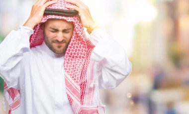 Yakışıklı delikanlı keffiyeh çünkü umutsuz ve stresli baş ağrısı acı izole arka plan üzerinde giyen ağrı ve migren. Ellerini kafasına.