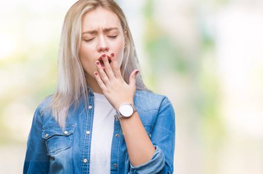 Sarışın genç kadın izole arka plan üzerinde el ile ağız kapsayan yorgun esneme sıkılmış. Restless ve uyku hali.