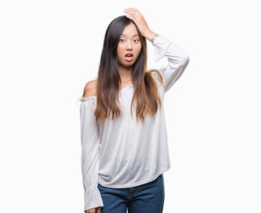 Genç Asyalı kadın izole arka kafasına hata için el ile sürpriz üzerinde hata hatırlıyorum. Unuttum, kötü bellek kavramı.