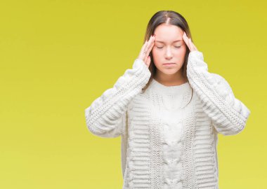 Üzerinde kış kazak giyen genç güzel beyaz kadın izole arka plan baş baş ağrısı için el ile çünkü stres. Migren muzdarip.