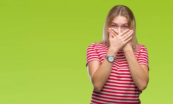 Jeune Femme Caucasienne Sur Fond Isolé Choqué Couvrant Bouche Avec — Photo