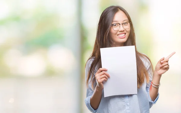 Jonge Aziatische Vrouw Met Blanco Papier Geïsoleerde Achtergrond Erg Blij — Stockfoto