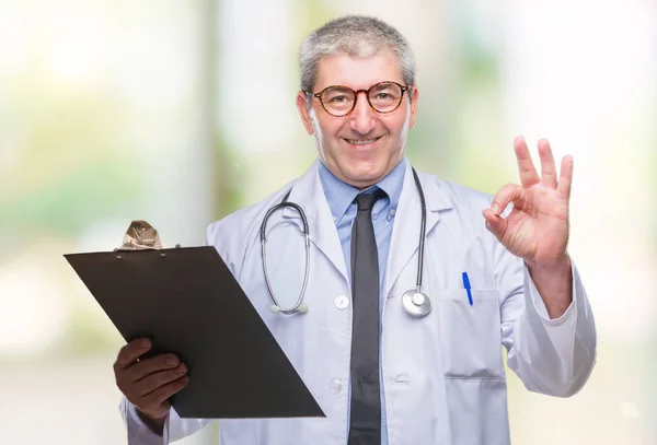 Guapo Médico Senior Hombre Sujetando Portapapeles Sobre Fondo Aislado Haciendo — Foto de Stock