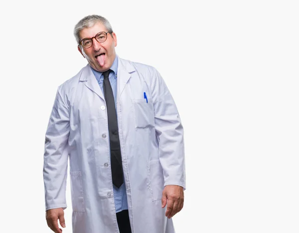 ハンサムな先輩医師 科学者専門職の人で白衣を着て分離の舌を付着背景アウト面白い表現に満足 感情の概念 — ストック写真