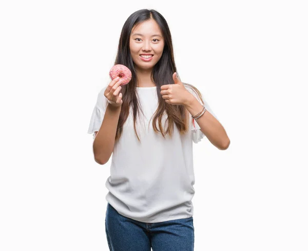 Jonge Aziatische Vrouw Donut Eten Geïsoleerde Achtergrond Blij Met Grote — Stockfoto