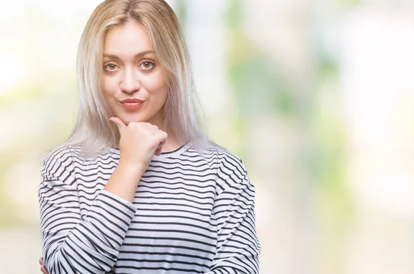 Młoda Blond Kobieta Białym Tle Patrząc Pewny Siebie Aparat Uśmiechem — Zdjęcie stockowe