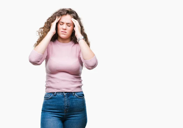 Mooie Brunette Krullend Haar Jong Meisje Roze Trui Dragen Geïsoleerd — Stockfoto