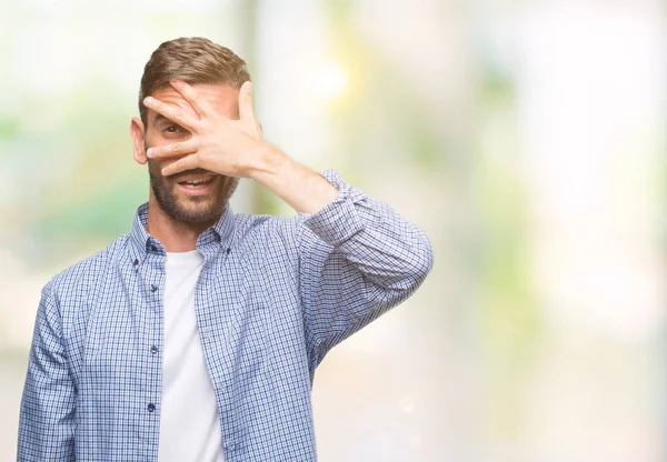 Giovane Bell Uomo Che Indossa Shirt Bianca Sfondo Isolato Sbirciando — Foto Stock