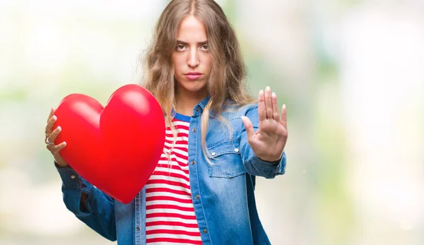 Linda Jovem Loira Segurando Coração Valentine Sobre Fundo Isolado Com — Fotografia de Stock