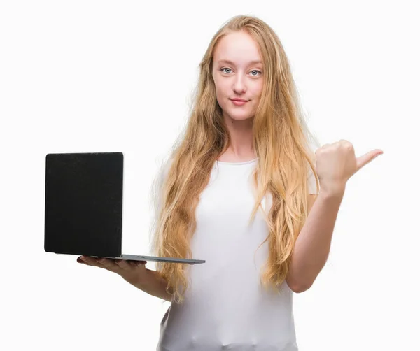 Блондинка Подросток Использующая Компьютерный Ноутбук Указывая Пальцем Вверх Сторону Счастливым — стоковое фото