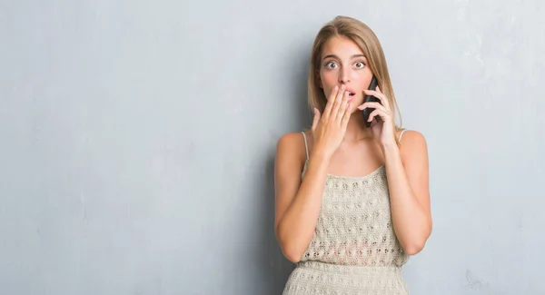 Schöne Junge Frau Über Grunge Grauer Wand Spricht Telefon Cover — Stockfoto