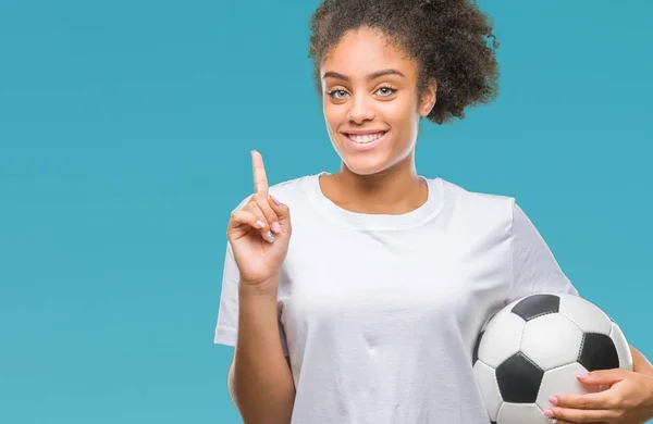 Joven Hermosa Afroamericana Sosteniendo Pelota Fútbol Sobre Fondo Aislado Sorprendido —  Fotos de Stock