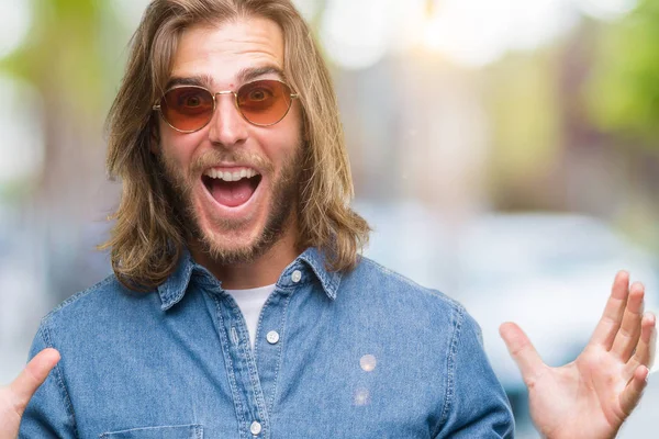 Joven Hombre Guapo Con Pelo Largo Con Gafas Sol Sobre — Foto de Stock