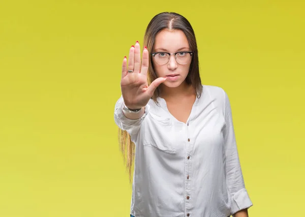 年轻的高加索美丽的女商人戴着眼镜在孤立的背景做停止唱歌与手掌的手 脸上带有负面和严肃手势的警告表情 — 图库照片