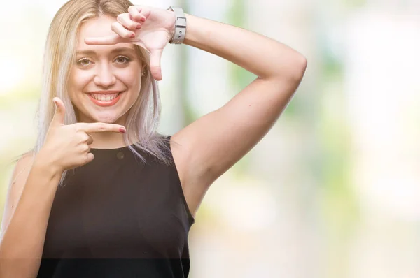 Jovem Mulher Loira Sobre Fundo Isolado Sorrindo Fazendo Quadro Com — Fotografia de Stock