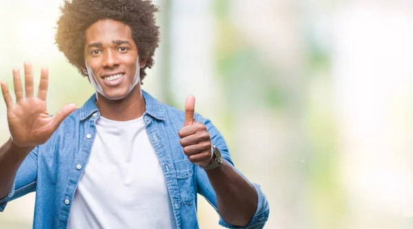 非裔美国男子在孤立的背景显示和指向手指数六 而微笑着自信和快乐 — 图库照片