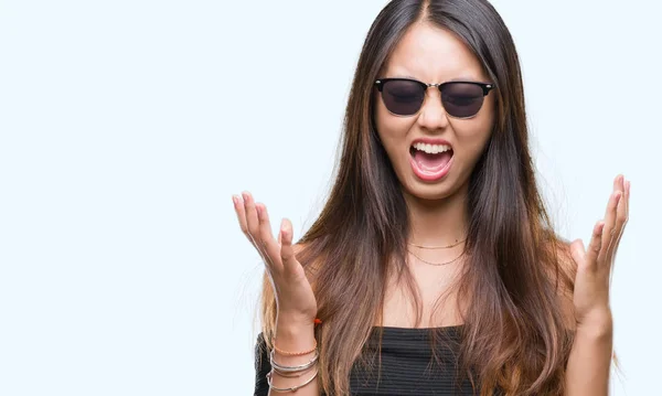 Junge Asiatische Frau Mit Sonnenbrille Über Isoliertem Hintergrund Feiert Verrückt — Stockfoto