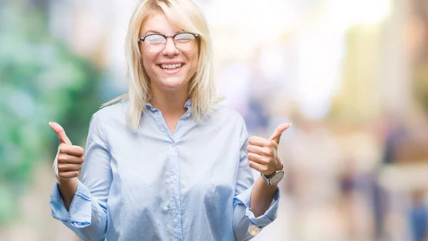 Joven Mujer Negocios Rubia Hermosa Con Gafas Sobre Signo Éxito — Foto de Stock