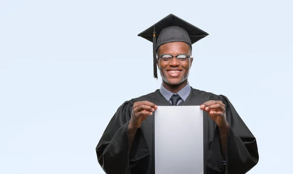 若者が立っていると自信を持って歯を見せて笑顔で笑っている幸せそうな顔で孤立した背景に白紙の学位を保持するアフリカ系アメリカ人を卒業 — ストック写真