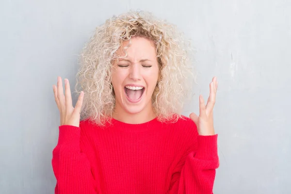 Mujer Rubia Joven Con Pelo Rizado Sobre Fondo Gris Grunge — Foto de Stock