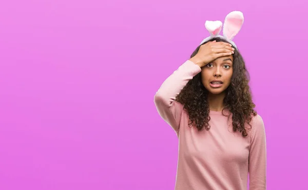 Junge Hispanische Frau Mit Osterhasenohren Die Mit Der Hand Auf — Stockfoto