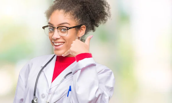 Junge Afroamerikanische Ärztin Mit Isoliertem Hintergrund Lächelt Und Macht Telefongesten — Stockfoto