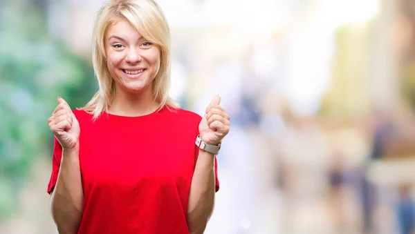Jonge Mooie Blonde Vrouw Met Rode Shirt Geïsoleerde Achtergrond Enthousiast — Stockfoto