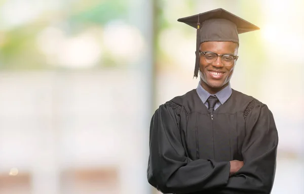 Mladý Absolvent Afroamerické Muže Izolované Pozadí Šťastný Obličej Úsměvem Překřížením — Stock fotografie