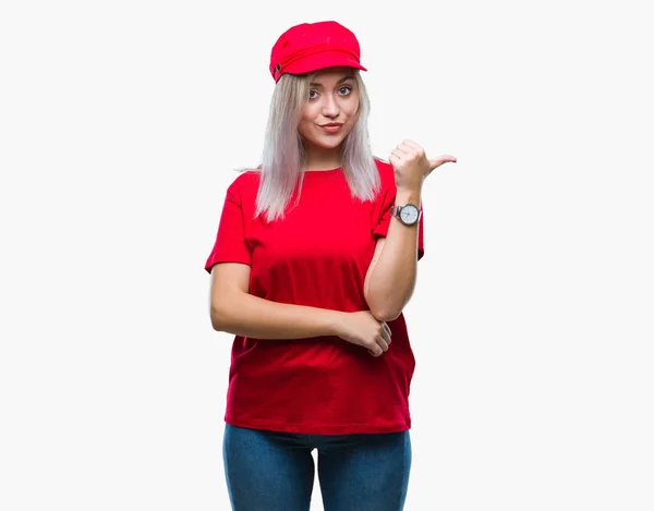 Mujer Rubia Joven Con Sombrero Rojo Sobre Fondo Aislado Sonriendo — Foto de Stock