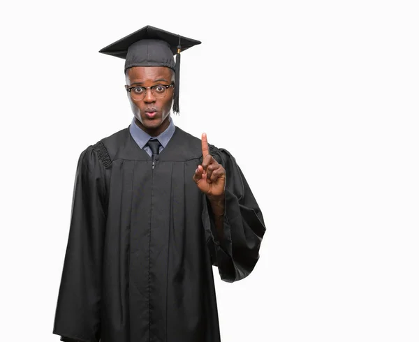 Junger Afrikanisch Amerikanischer Hochschulabsolvent Über Isoliertem Hintergrund Der Mit Finger — Stockfoto