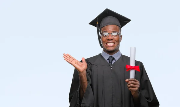 Joven Hombre Afroamericano Graduado Sosteniendo Grado Sobre Fondo Aislado Muy —  Fotos de Stock