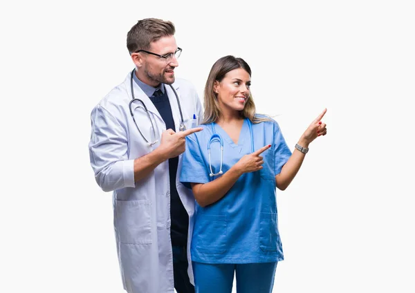 Casal Jovem Médico Cirurgião Sobre Fundo Isolado Sorrindo Olhando Para — Fotografia de Stock