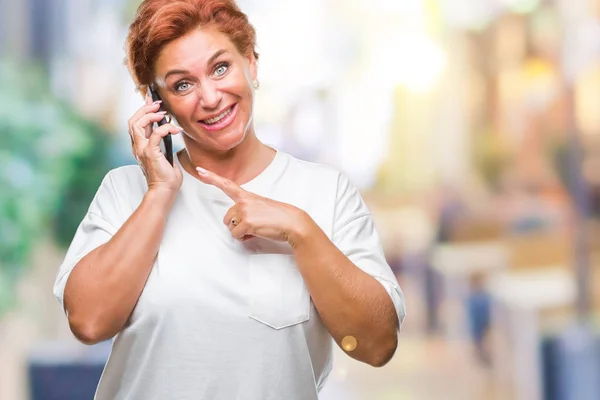 Starší Kavkazské Rusovláska Žena Mluví Smartphone Izolované Pozadí Velmi Šťastný — Stock fotografie