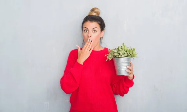 Junge Erwachsene Frau Über Graue Grunge Wand Die Pflanzbeet Bedeckt — Stockfoto