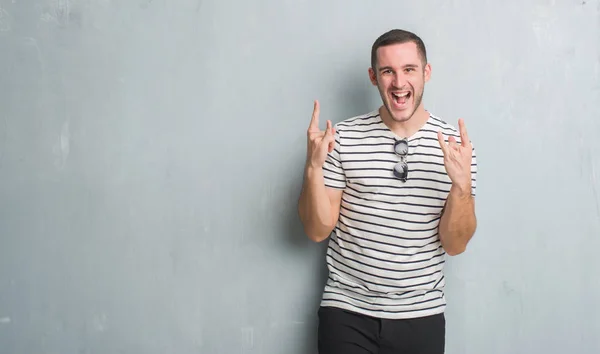 Joven Hombre Caucásico Sobre Pared Gris Grunge Gritando Con Expresión —  Fotos de Stock