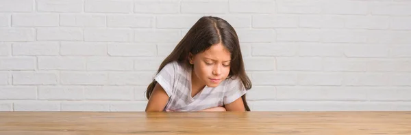 Niño Hispano Joven Sentado Mesa Casa Con Mano Estómago Porque — Foto de Stock