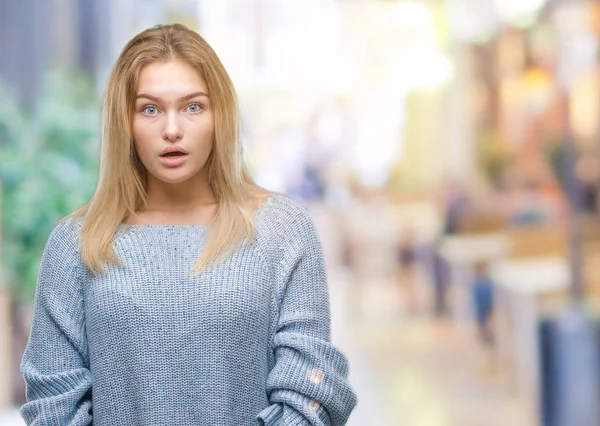 Mujer Joven Caucásica Vistiendo Suéter Invierno Sobre Fondo Aislado Asustado — Foto de Stock