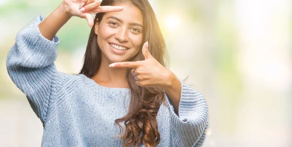 Giovane Bella Donna Araba Indossa Maglione Invernale Sfondo Isolato Sorridente — Foto Stock