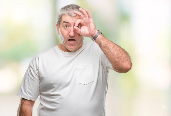 Hombre Mayor Guapo Sobre Fondo Aislado Haciendo Gesto Bien Sorprendido —  Fotos de Stock