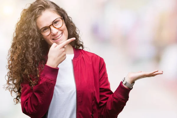 Bella Bruna Capelli Ricci Giovane Ragazza Indossa Giacca Occhiali Sfondo — Foto Stock