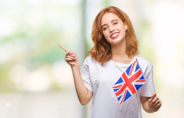 Молодая Красивая Женщина Флагом Соединенного Королевства Изолированном Фоне Счастлива Указывая — стоковое фото