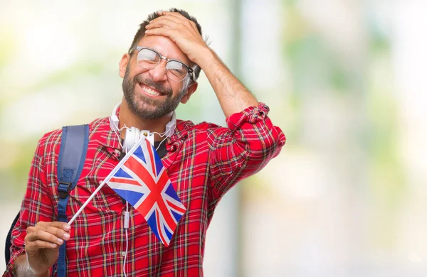 Homem Estudante Hispânico Adulto Segurando Passaporte Reino Unido Sobre Fundo — Fotografia de Stock