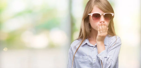 Νεαρή Ξανθιά Παιδί Φοράει Μπλε Πουκάμισο Κάλυμμα Στόματος Χέρι Σοκαρισμένος — Φωτογραφία Αρχείου