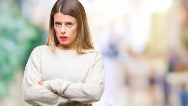 Junge Schöne Frau Lässigen Weißen Pullover Über Isoliertem Hintergrund Skeptisch — Stockfoto