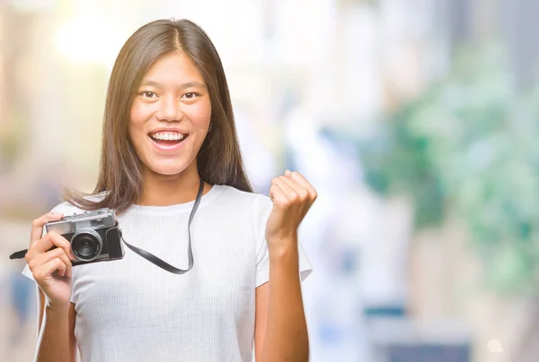 Junge Asiatische Frau Hält Vintagera Fotokamera Über Isoliertem Hintergrund Schreit — Stockfoto