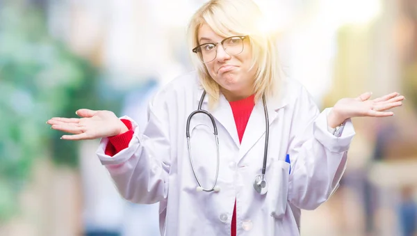 Jovem Bela Mulher Médica Loira Vestindo Uniforme Médico Sobre Fundo — Fotografia de Stock