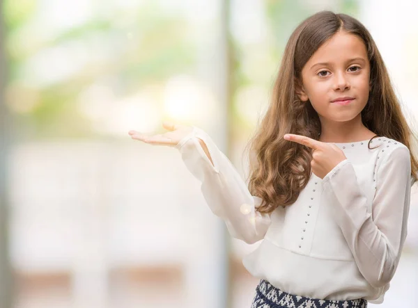 Brunette Spaanse Meisje Verbaasd Lachend Naar Camera Tijdens Het Presenteren — Stockfoto