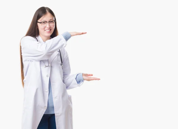 Νέοι Κινέζοι Γιατρός Γυναίκα Πέρα Από Απομονωμένο Υπόβαθρο Χειρονομώ Χέρια — Φωτογραφία Αρχείου