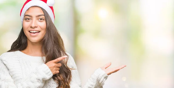 Jovem Árabe Mulher Vestindo Chapéu Natal Sobre Fundo Isolado Espantado — Fotografia de Stock